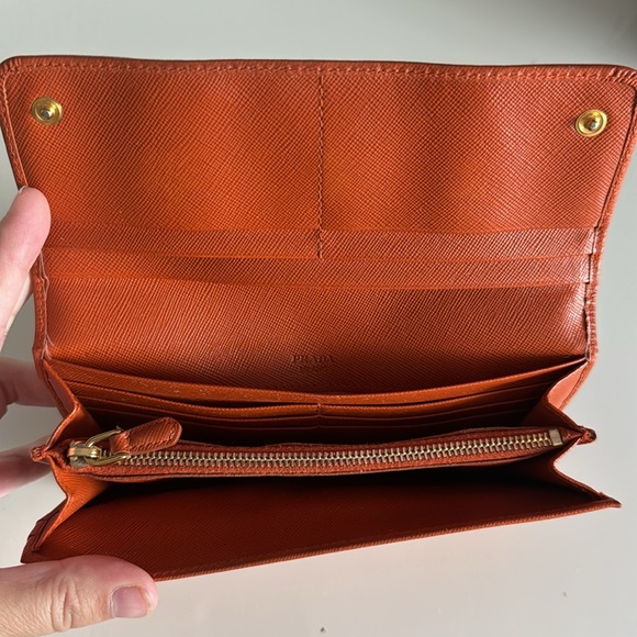 Prada - Picture 4 of 9